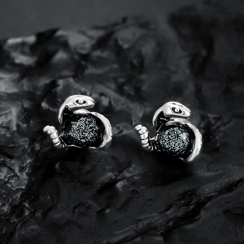 Vintage Fashion Ornaments - Boucles d'oreilles clous serpent gothique enroulé