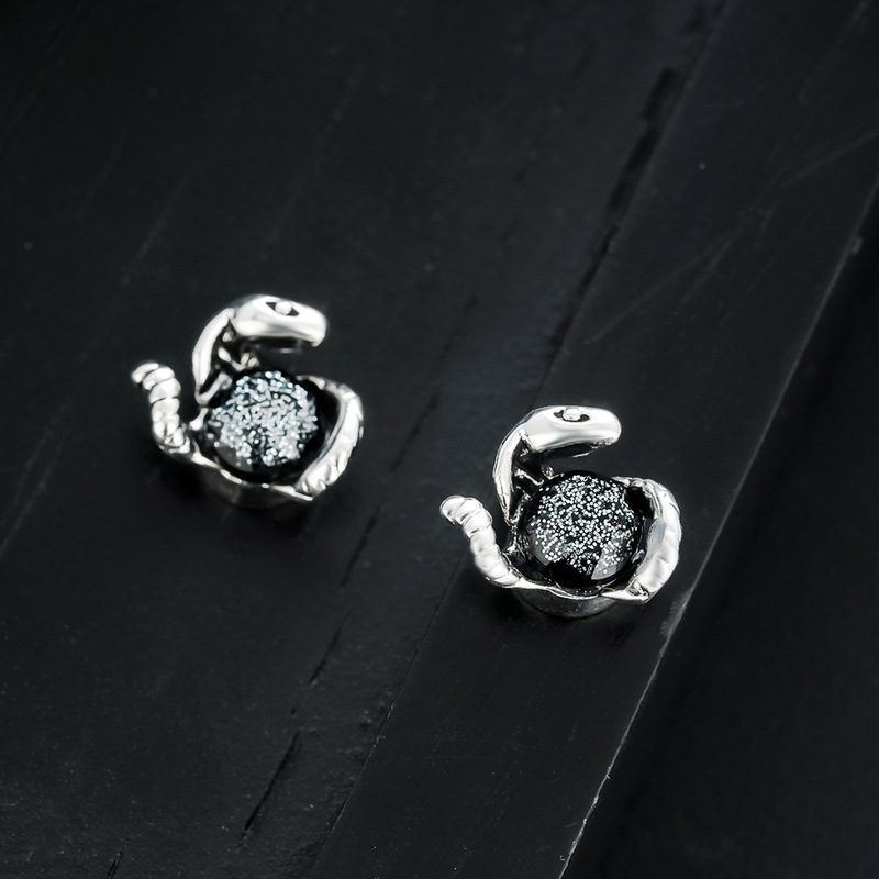 Boucles d'oreilles clous serpe - Vintage Fashion Ornaments avis et prix